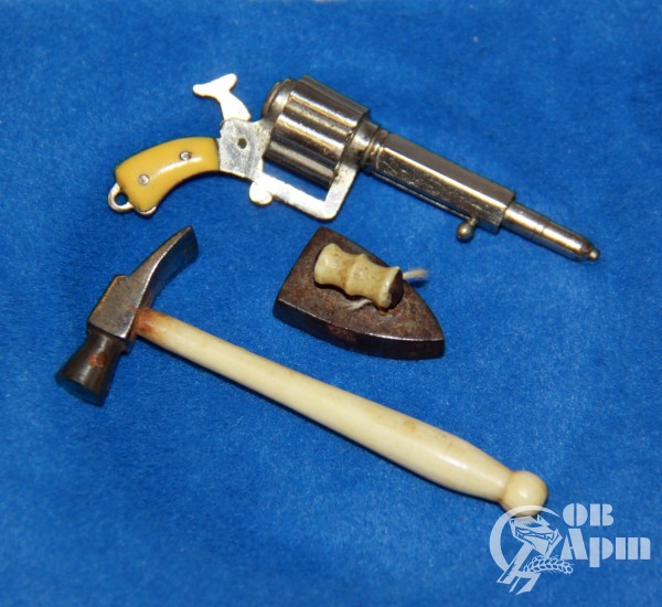 Миниатюры: пистолет (держатель для карандаша) утюг и молоток в футляре