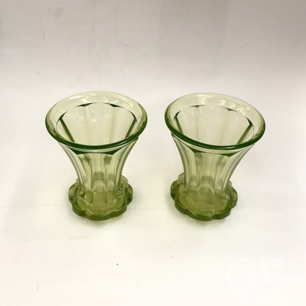 Парные вазы урановое стекло