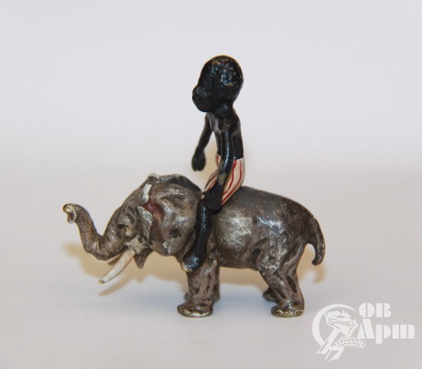 Скульптура "Африканец на слоне"