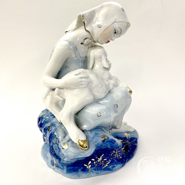 Скульптура "Аленушка с козленочком"