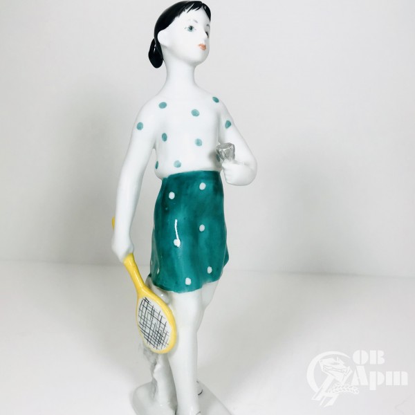 Скульптура «Бадминтонистка». Девочка с ракеткой.