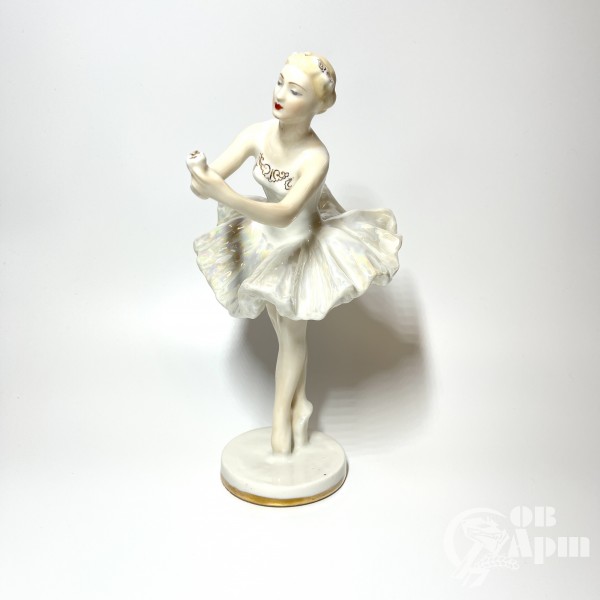 Скульптура "Балерина с цветком"