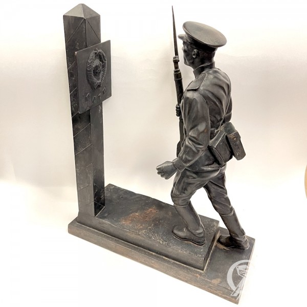 Скульптура  "Боец с винтовкой"