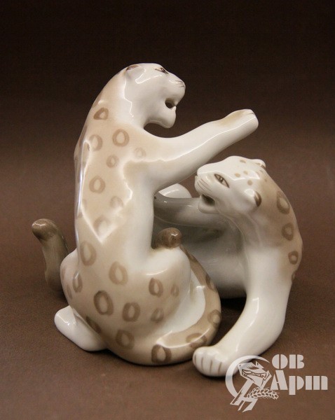 Скульптура "Борющиеся леопарды"