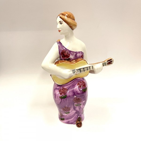 Скульптура "Девушка с гитарой"