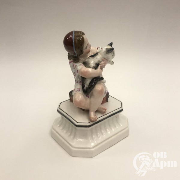 Скульптура "Девочка с кошкой"