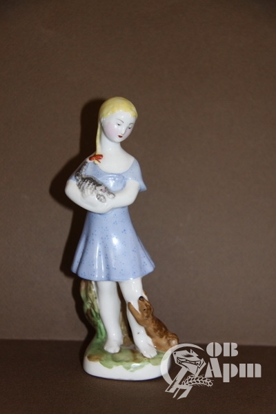 Скульптура "Девочка с кошкой и собакой"