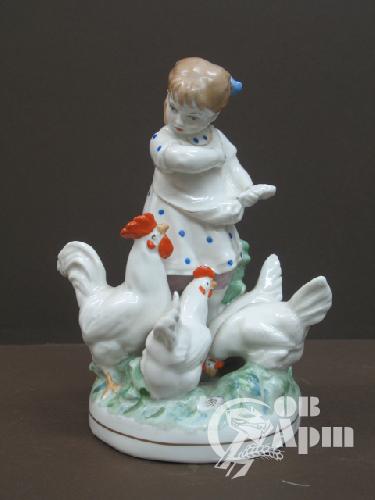 Скульптура "Девочка с курами "