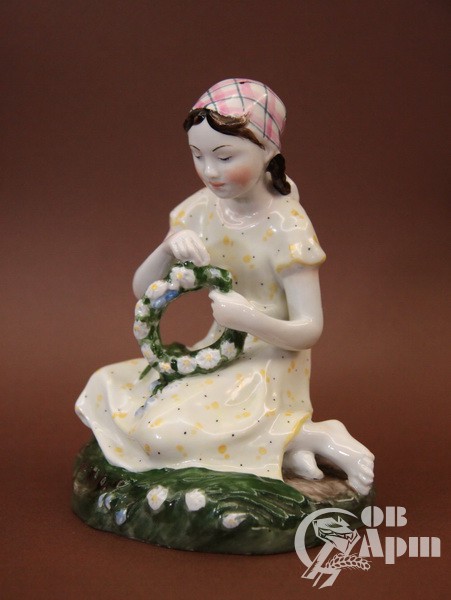 Скульптура "Девочка с венком"