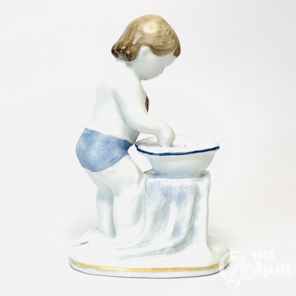 Скульптура «Девочка у тазика. Умывание»