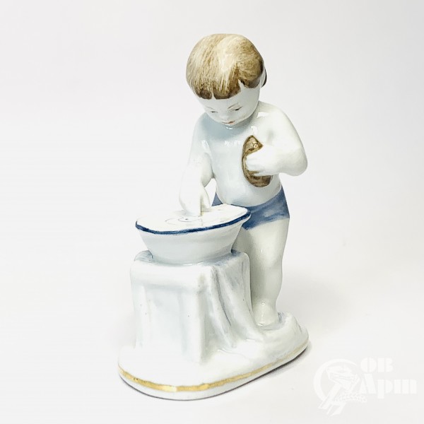 Скульптура «Девочка у тазика. Умывание»