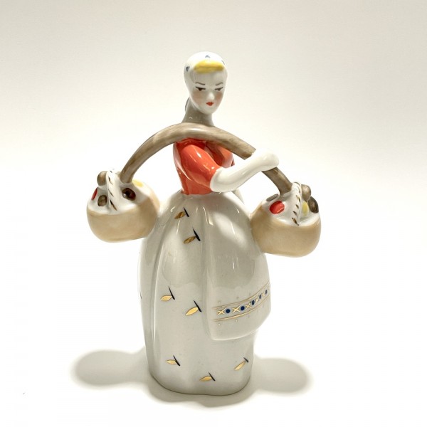 Скульптура "Девушка с коромыслом"