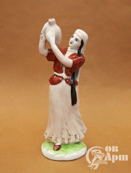 Скульптура "Девушка с кувшином"