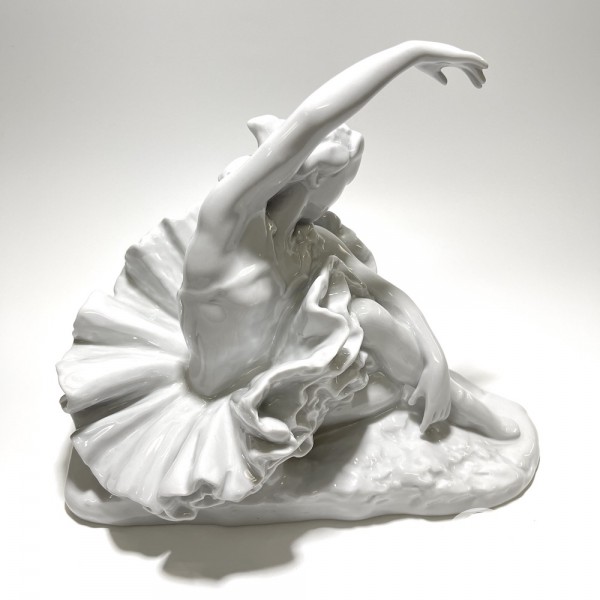 Скульптура "Г.С.Уланова в концертном номере "Умирающий лебедь" К.Сен-Санса"
