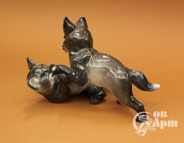 Скульптура "Играющие лисицы"