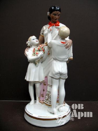 Скульптура " Индира Ганди с пионерами" ( Фестиваль )