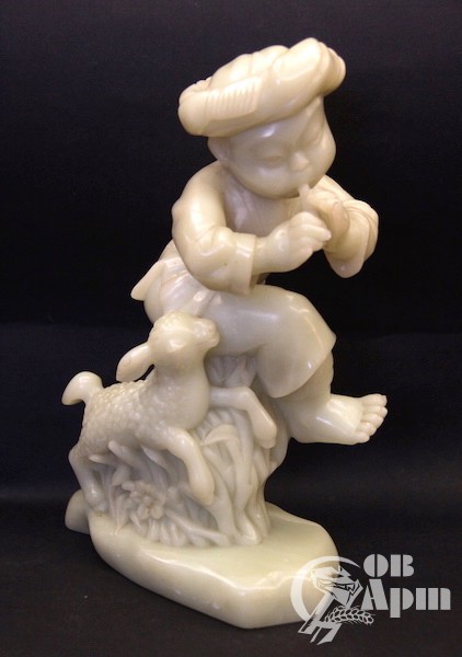 Скульптура из оникса "Восточный мальчик, играющий на дудке, с ягненком"