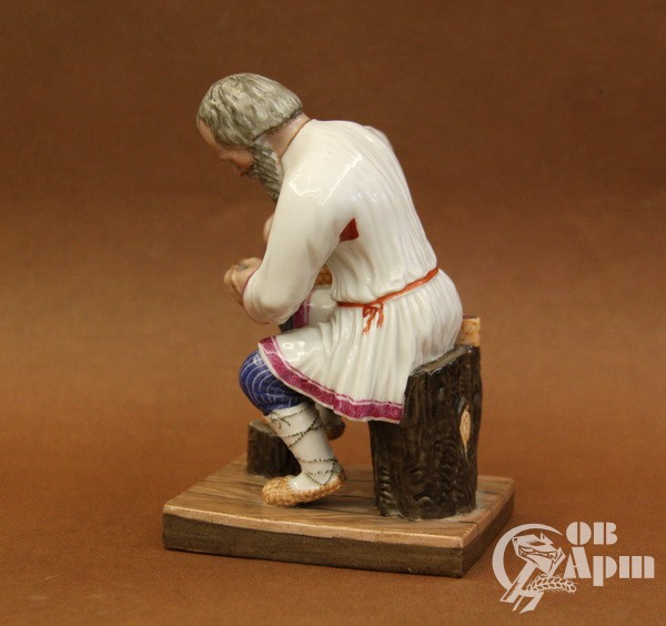 Скульптура "Лапотник" ("Старик, плетущий лапоть")