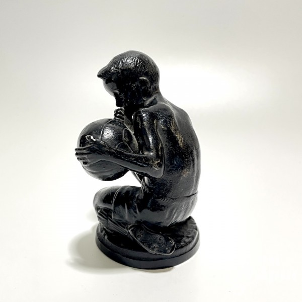 Скульптура «Мальчик, надувающий мяч»