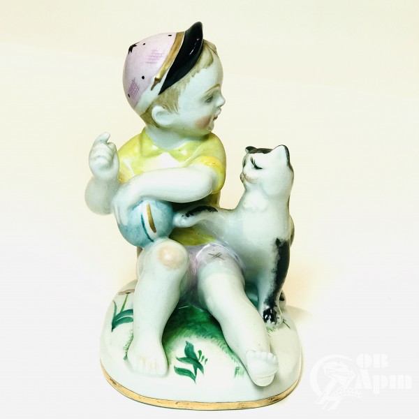 Скульптура " Мальчик с кошкой"