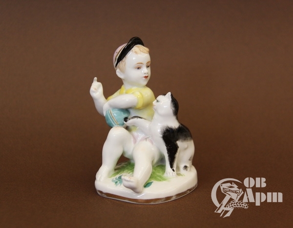 Скульптура "Мальчик с кошкой"