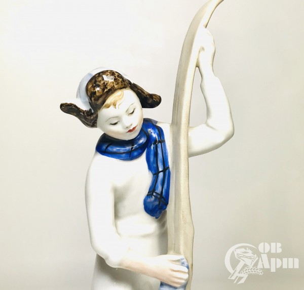 Скульптура "Мальчик с лыжами"