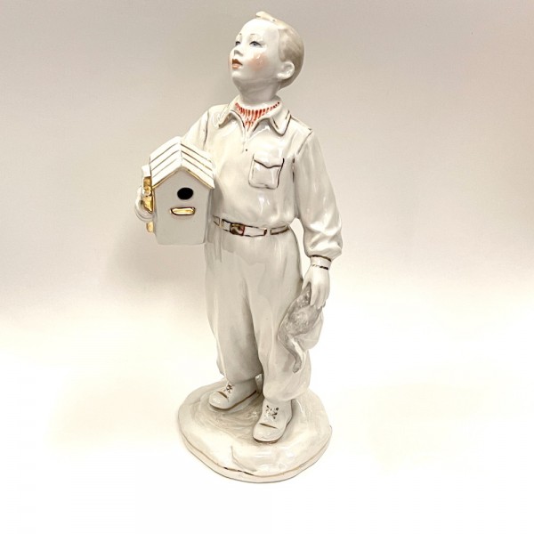 Скульптура "Мальчик со скворечником"