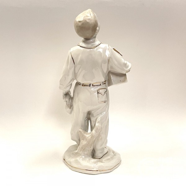 Скульптура "Мальчик со скворечником"