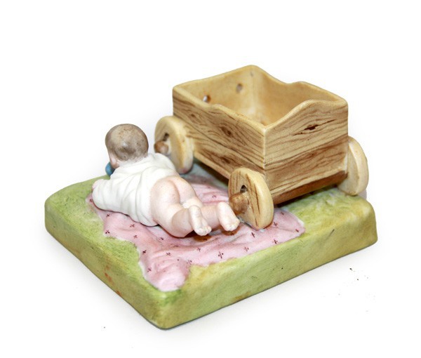 Скульптура "Младенец у детской тележки"