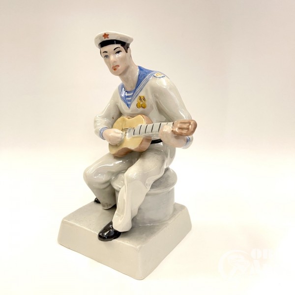 Скульптура "Моряк с гитарой"