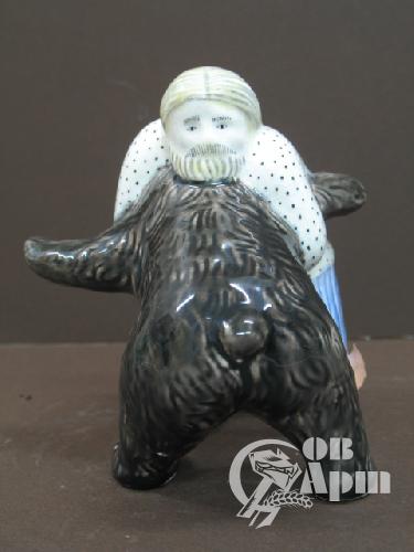 Скульптура " Мужик и медведь"