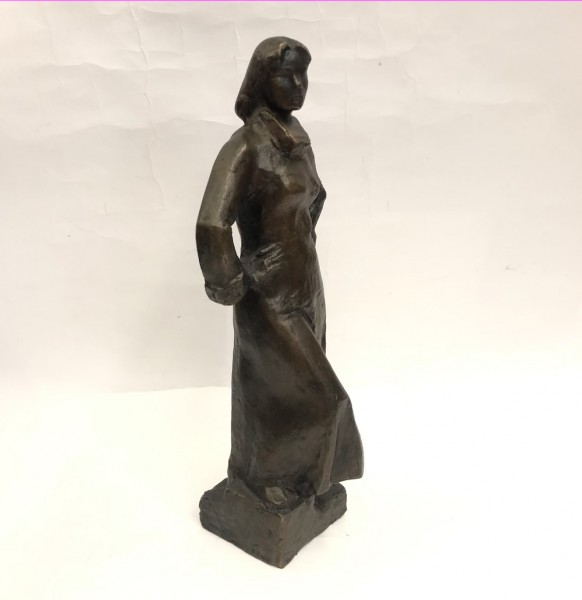 Скульптура " Советская девушка"