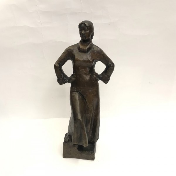 Скульптура " Советская девушка"