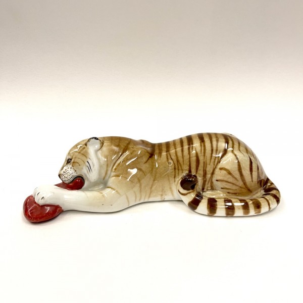 Скульптура "Тигр с мясом "