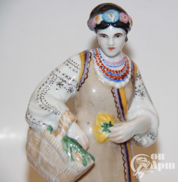 Скульптура "Украинка с корзиной цветов"