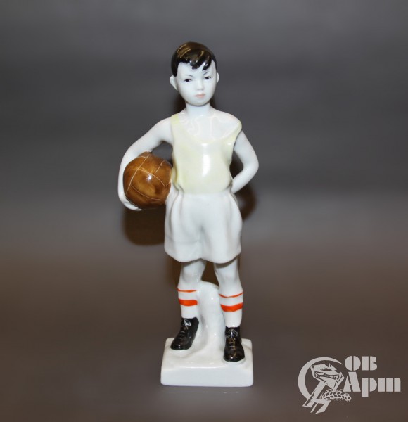 Скульптура "Юный футболист"