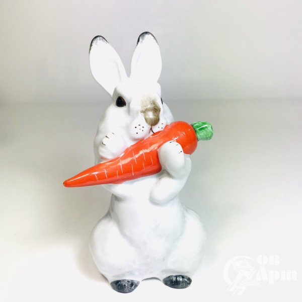 Скульптура "Заяц с морковкой"