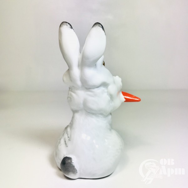 Скульптура "Заяц с морковкой"