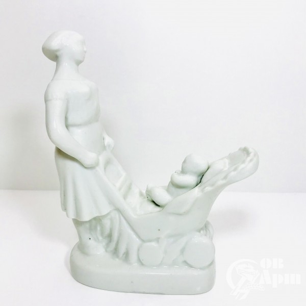 Скульптура "Женщина с коляской"