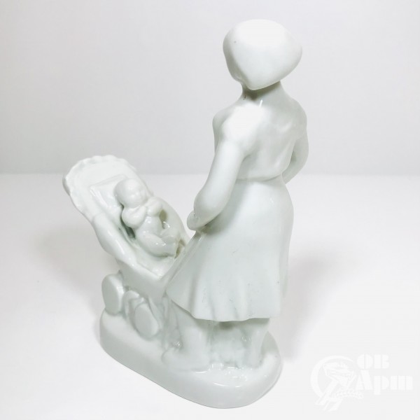 Скульптура "Женщина с коляской"