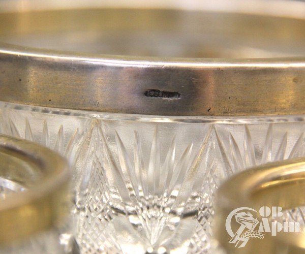 Вазочка и шесть розеток